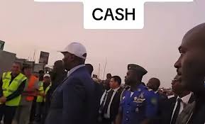 Cash et le président oligui sur le terrain 
